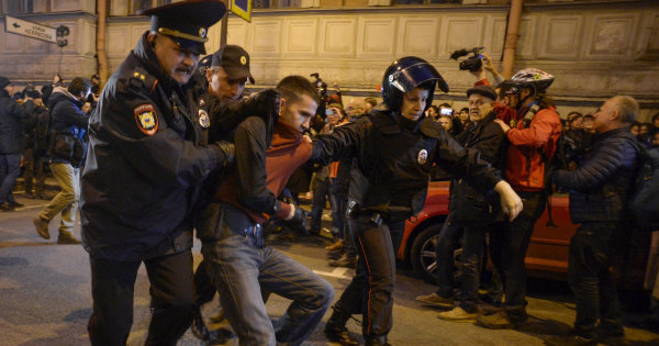 Au moins 270 arrestations lors de manifestations pour l'anniversaire de Poutine