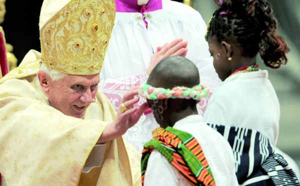 Benoît XVI agressé à l’entrée de la basilique Saint-Pierre : Le pape appelle à l’accueil des immigrés