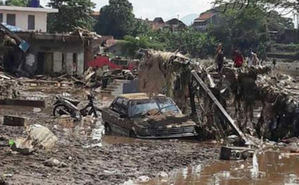 Au moins 19 morts dans des glissements de terrain en Indonésie