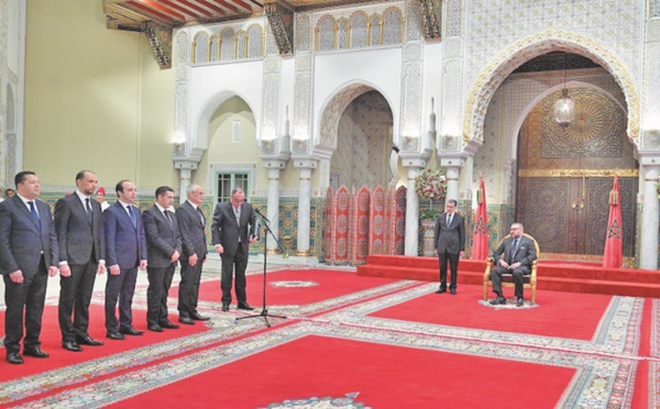 Sa Majesté le Roi reçoit les cinq nouveaux ministres que le Souverain nomme membres du gouvernement