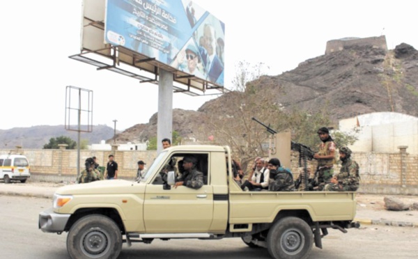 Des séparatistes encerclent le palais présidentiel à Aden