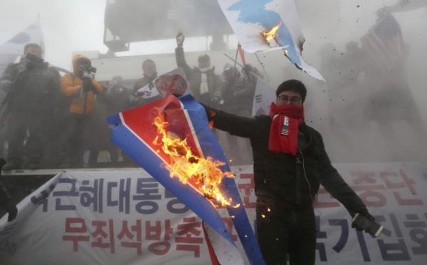 Des manifestants brûlent un drapeau nord-coréen à Séoul