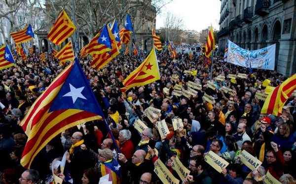 Des indépendantistes catalans défilent pour “la République maintenant”