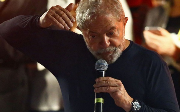 Lula aux portes de la prison dans un Brésil divisé