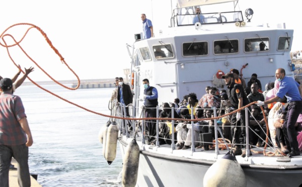 Plus de 300 migrants secourus par les garde-côtes libyens au large de la côte occidentale