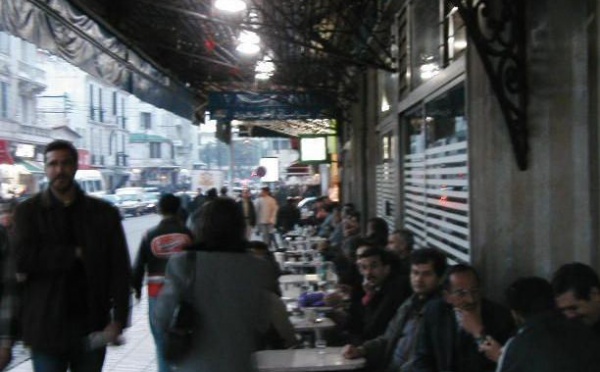 Occupation illégale du domaine public :  Cafés et étals envahissent les trottoirs à Casablanca