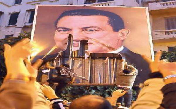 La foule descend dans la rue pour réclamer le départ de Moubarak :  L'Egypte coupée d'Internet