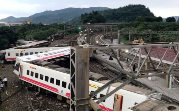 18 morts dans un accident de train au Taïwan