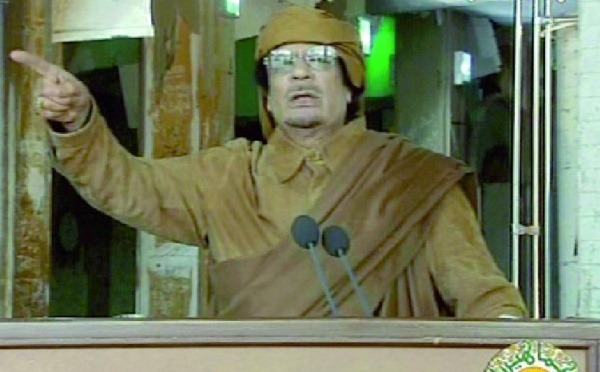 Mouammar Kadhafi attaqué de toutes parts