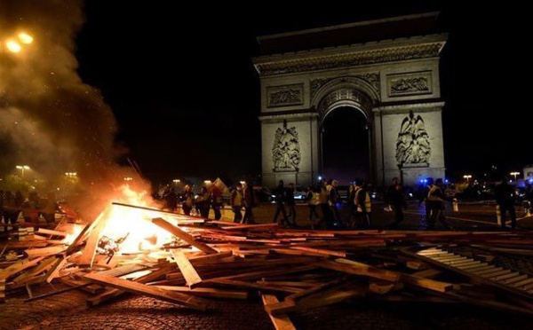 Macron exprime sa honte et dénonce les violences aux Champs Elysées