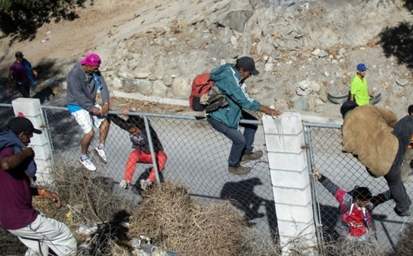 Environ 500 migrants tentent en vain de franchir la frontière américaine à Tijuana