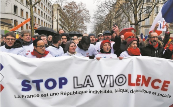 10.000 “foulards rouges” défilent à Paris pour défendre la démocratie et les institutions