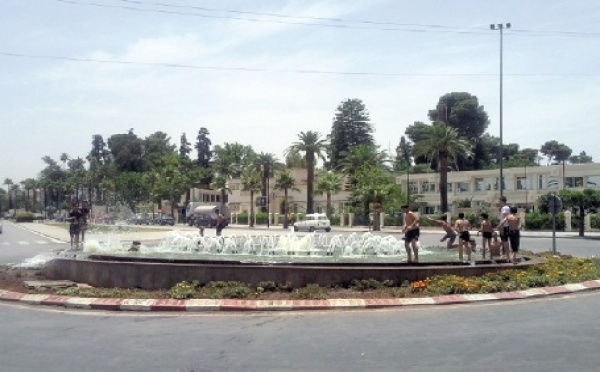 A cause de la canicule : Les fontaines publiques transformées en piscines à Fès