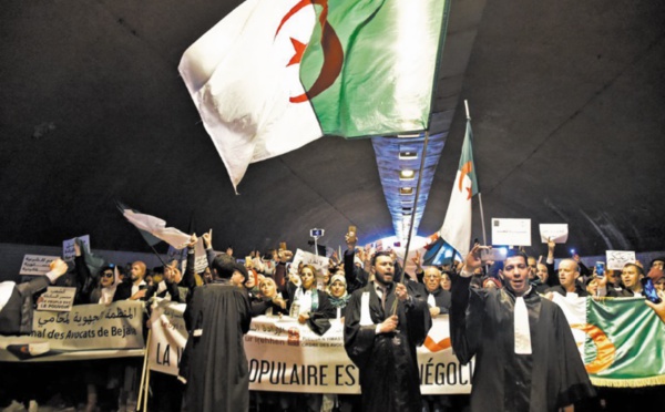 Les avocats dans la rue à Alger pour maintenir la pression sur le pouvoir