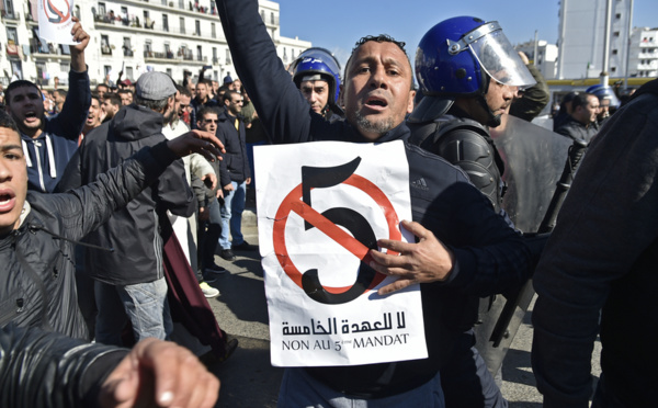 A Alger, les manifestants aiguisent leurs armes dans des cours de droit sauvages