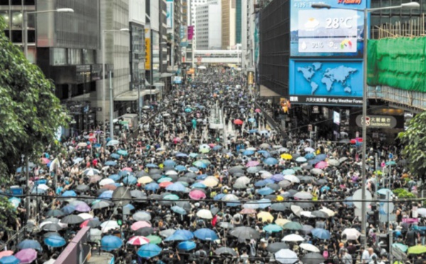 Appel à la grève générale à Hong Kong après un week-end de violences