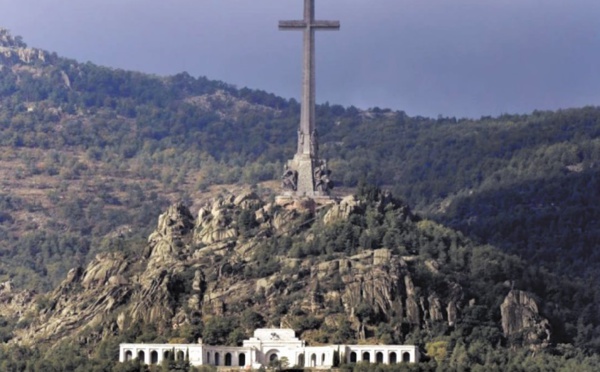 L'Espagne exhume le dictateur Franco de son mausolée monumental