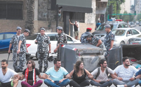 Au Liban, une chaîne humaine du nord au sud pour symboliser l'unité du pays