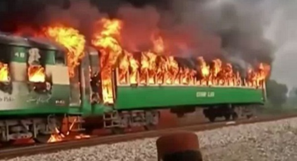 Au moins 71 morts dans un incendie à bord d'un train de passagers au Pakistan