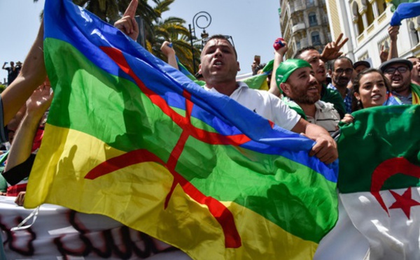 Début du procès de 42 manifestants algériens ayant arboré des drapeaux berbères