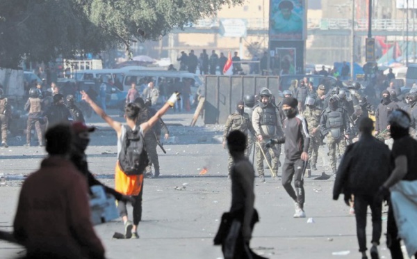 Des roquettes frappent l'ambassade américaine en Irak, les manifestants défient le pouvoir