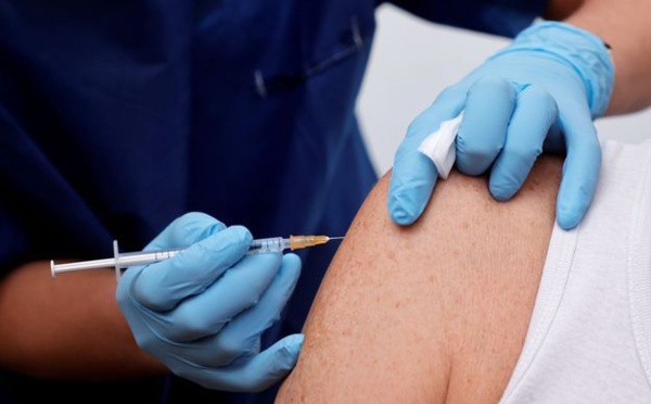 Le Royaume-Uni vaccine fort, l'UE attend le vaccin Johnson &amp; Johnson