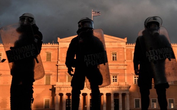 Tollé en Grèce suite à une intervention de musclée de la police pour faire respecter le confinement