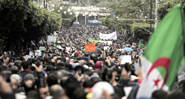 Les étudiants algériens réinvestissent les rues pour réclamer le changement radical