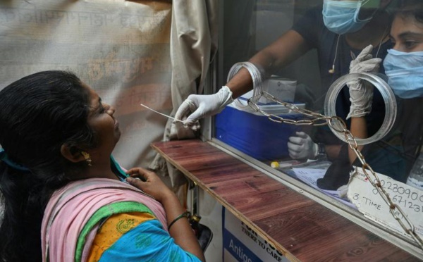 Un an après son méga confinement, l'Inde confrontée au retard des vaccinations et au regain des contaminations