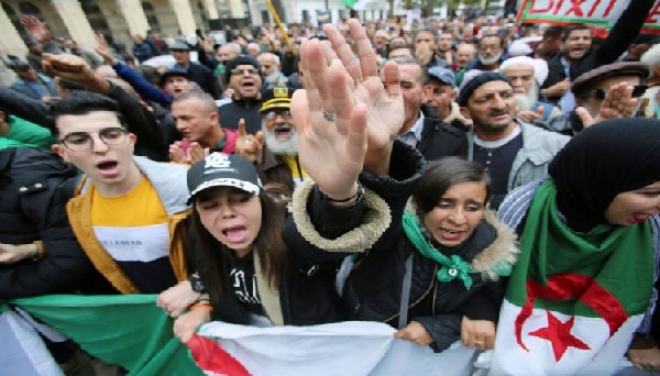 Les étudiants algériens de nouveau dans la rue pour réclamer le départ du régime