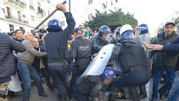 Le déferlement agressif de la répression en Algérie atteste du désarroi du pouvoir face au hirak