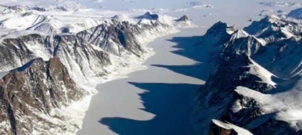 Découverte d'un canyon géant sous les glaces du Groenland