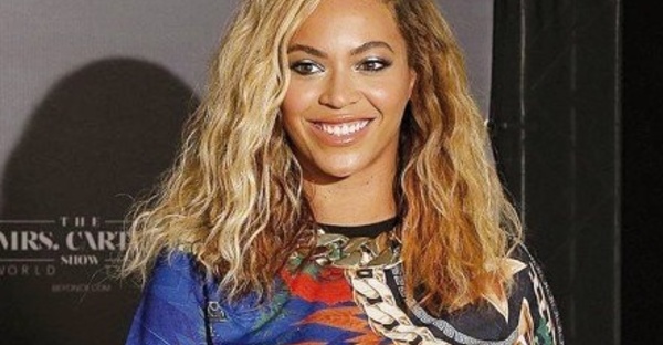 People : Beyoncé se fait tirer hors de la scène par un fan !