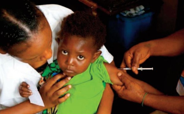 L'OMS pour un déploiement massif du 1er vaccin antipaludique chez les enfants