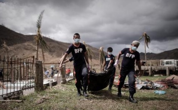 Des fosses communes pour des corps non identifiés aux Philippines