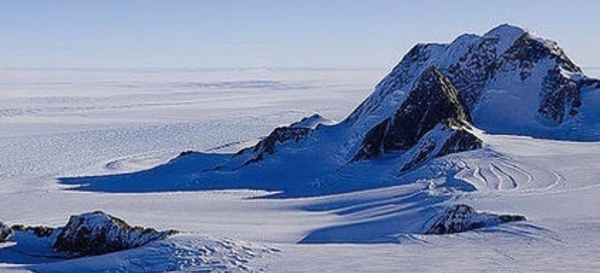 Un volcan en activité se cacherait sous les glaces de l'Antarctique