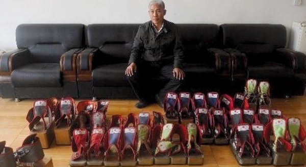 Un Chinois y va avec des pieds de plomb... mais un coeur léger