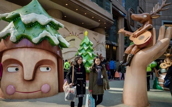 Débauche de décorations dans les centres commerciaux de Hong Kong