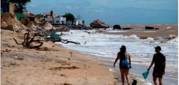 Au Brésil, une cité balnéaire disparaît sous la mer