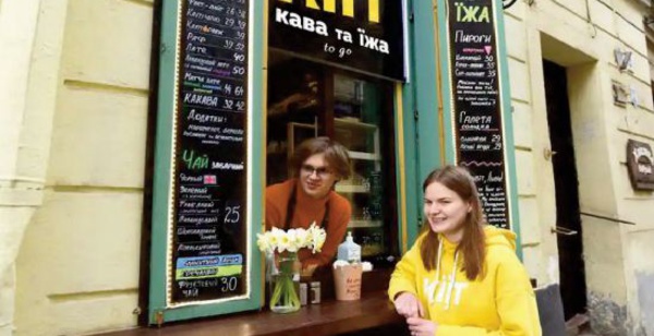 Déracinés par la guerre, de jeunes Ukrainiens conjurent le sort avec leur café
