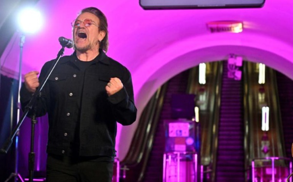 La rock star Bono chante la paix dans le métro de Kiev