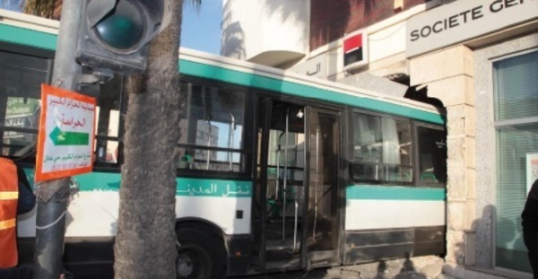 Un bus enfonce une agence bancaire à Casablanca