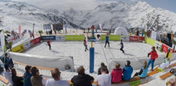 Snow volleyball: sous les sommets, la plage