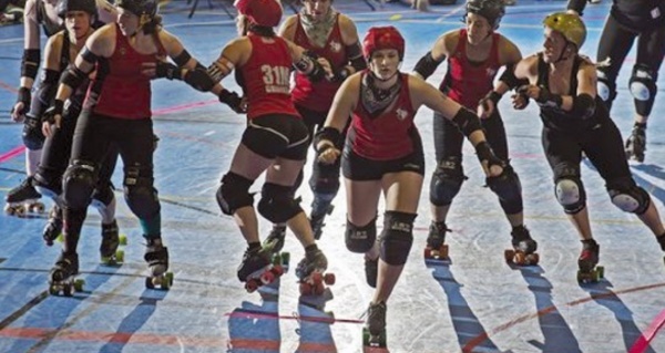 Avec le roller derby, les filles du monde entier roulent des mécaniques