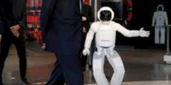 Obama joue au foot avec un robot japonais