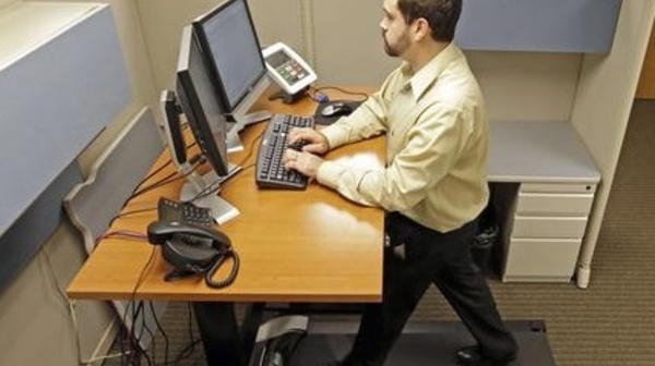 Rester assis au bureau nuit gravement à la santé