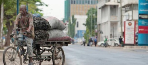 A Dar es-Salaam, les cyclistes cherchent leur voie