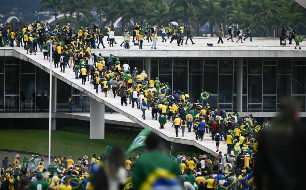 Les “bolsonaristes” prennent d’ assaut les lieux de pouvoir au Brésil