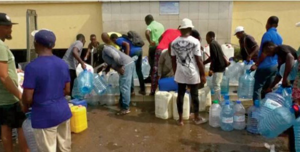 Les “ voyages ” vers l'eau et les dangers des forages anarchiques au Cameroun