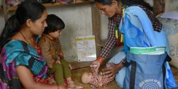 ​Au Népal, des mères de famille munies d'un gel antiseptique pour sauver les nouveau-nés